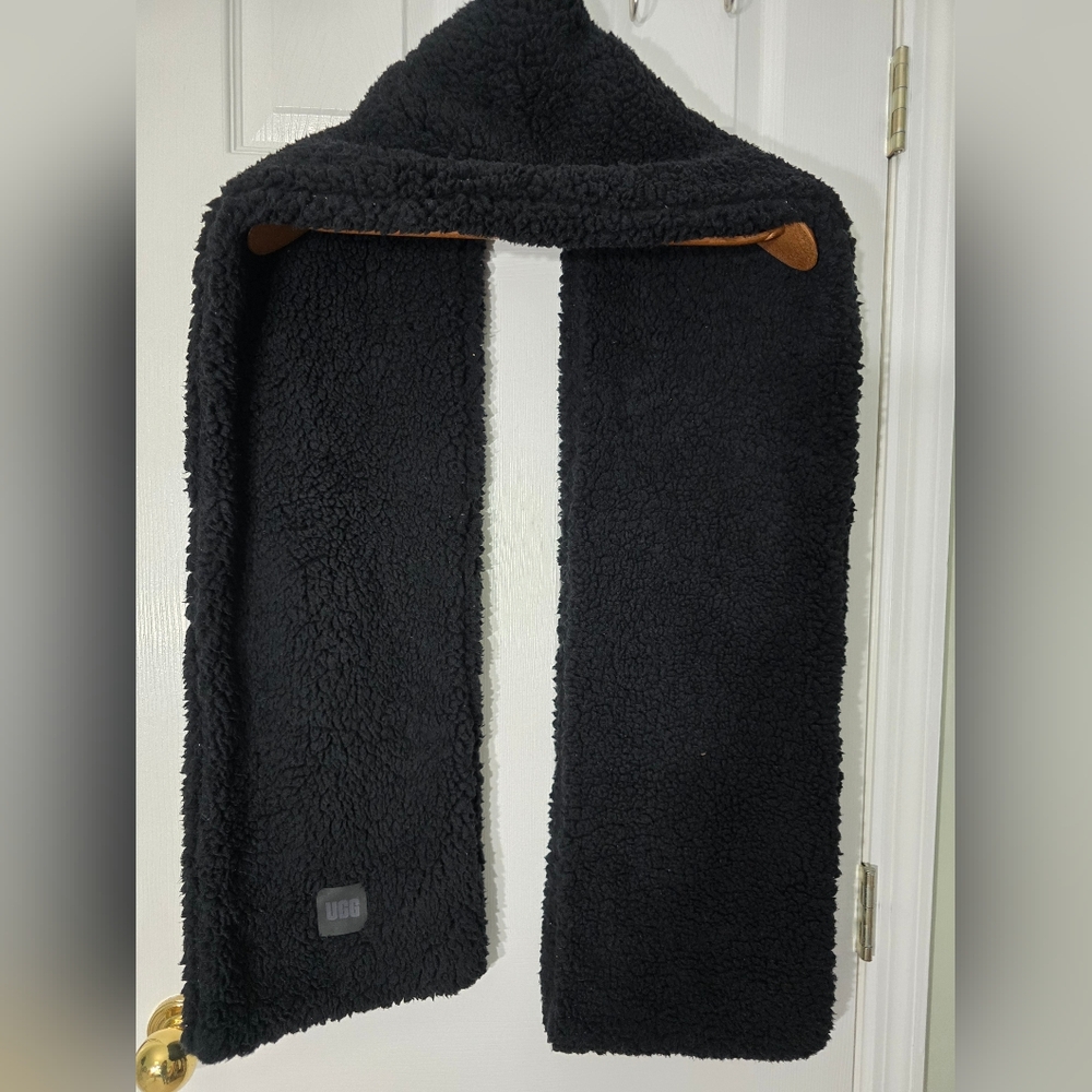 UGG Women's Black Sherpa Chunky Oversized Warm‎ Scarf Or Wrap